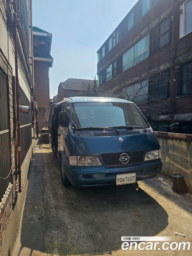 Ssangyong Istana 6-Seater Long Van